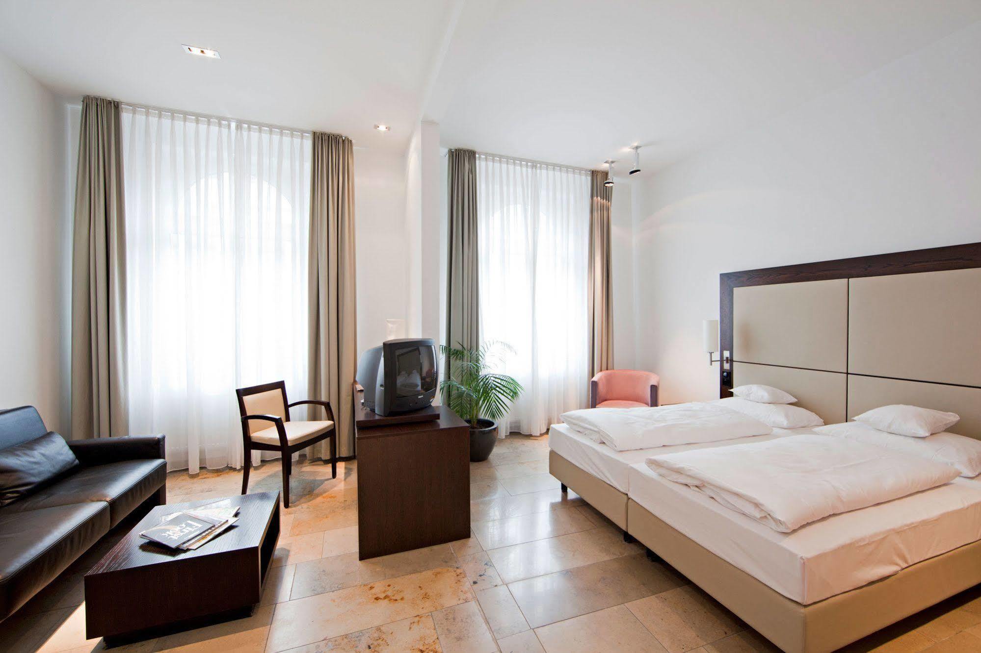 Burns Art Hotel Dusseldorf Phòng bức ảnh